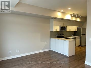 Oakville (Go Glenorchy) townhouse for rent - A kitchen area with a counter and cabinets.