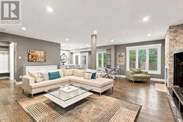 London North (North G) townhouse for rent - A living room with a white couch and a coffee table.