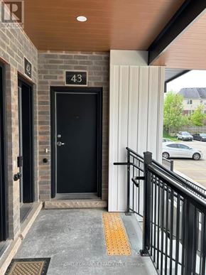 Cambridge townhouse for rent - The entrance to a building with a black door and a number 43 above it.