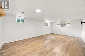 Toronto (Clairlea-Birchmount) apartment for rent - A spacious room with wooden flooring and white walls.
