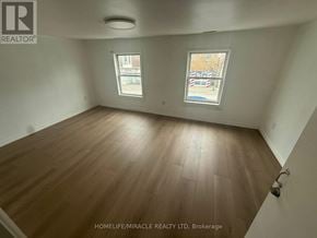 Woodstock (Woodstock - North) apartment for rent - A room with wooden flooring and two windows.