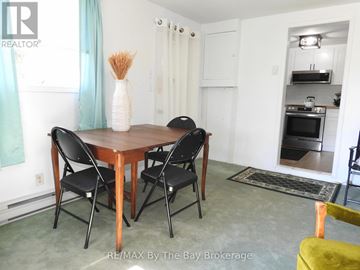 Wasaga Beach apartment for rent - A dining room with a table and chairs.