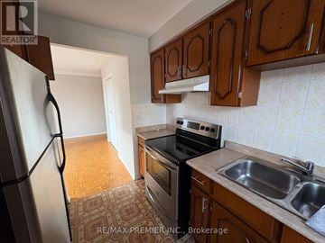 Vaughan (East Woodbridge) apartment for rent - A kitchen with a refrigerator, oven, and sink.