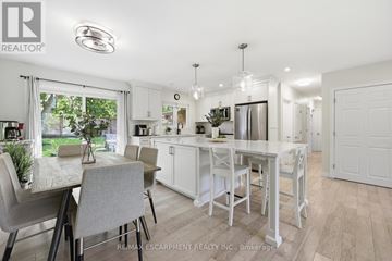 Haldimand apartment for rent - A white kitchen with a table and chairs.