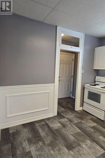 Milton (Om Old Milton) apartment for rent - A kitchen with a white oven and a grey wall.