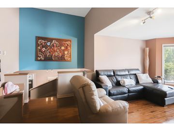 Gatineau (Hull) apartment for rent - A living room with a blue wall and a painting hanging on it.