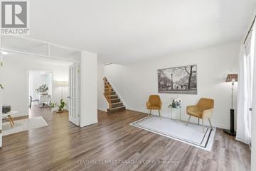 London North (North G) townhouse for rent - A living room with a white wall and a painting hanging on it.