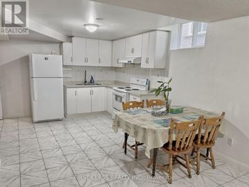 Markham (Milliken Mills East) apartment for rent - A kitchen with a table and chairs in the middle of the room.