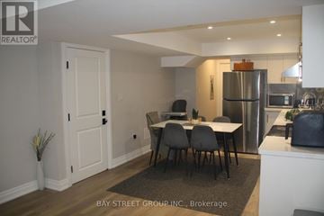 East Gwillimbury (Sharon) apartment for rent - A kitchen with a table and chairs in the middle of the room.