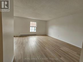 Aurora (Hills Of St Andrew) multi-family for rent - A room with wooden flooring and a window in Brokerage.