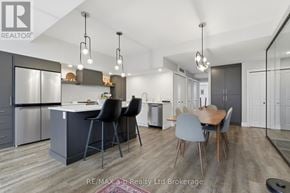 Woodstock (Woodstock - North) apartment for rent - A modern kitchen with a dining area and a large island.