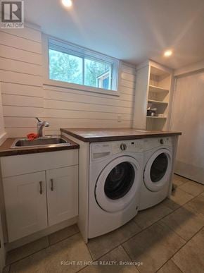 Whitchurch-Stouffville (Stouffville) apartment for rent - A laundry room with a washer and dryer.