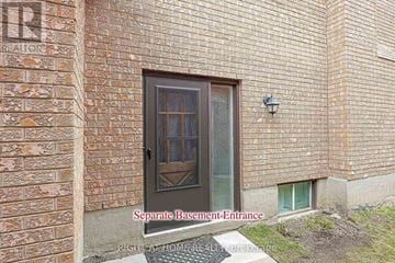Whitchurch-Stouffville (Stouffville) apartment for rent - A brick building with a separate basement entrance.