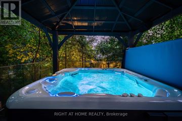 Toronto (Bendale) apartment for rent - A hot tub in a covered patio area.