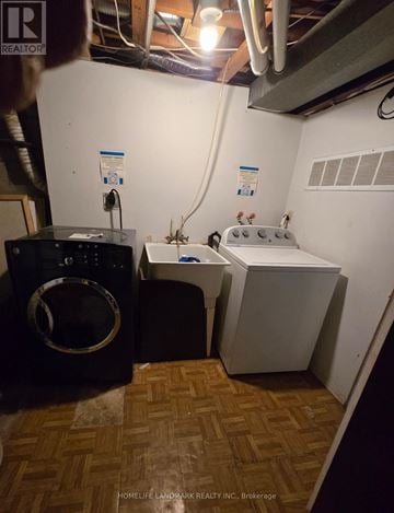 Toronto (Tam O'shanter-Sullivan) apartment for rent - A laundry room with a washer and dryer.