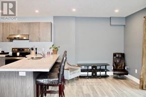 Woodstock (Woodstock - South) townhouse for rent - A modern kitchen with a bar area and a dining table.