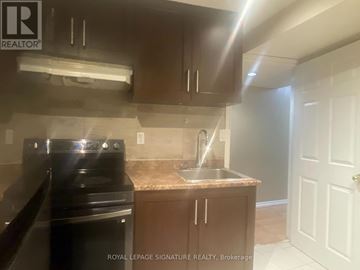 Brampton (Fletcher's Meadow) apartment for rent - A kitchen with a black stove top oven and a granite counter top.