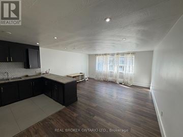 Richmond Hill (Mill Pond) condo for rent - A spacious kitchen with dark wood cabinets and a countertop.