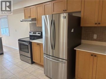 Stoney Creek townhouse for rent - A kitchen with a stove, oven, and refrigerator.