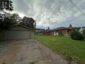 Toronto (Newtonbrook East) apartment for rent - A residential area with houses and a dirt driveway.
