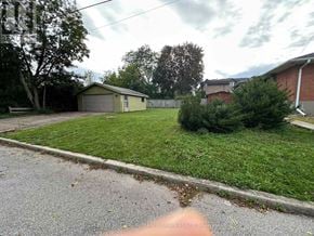 Toronto (Newtonbrook East) apartment for rent - A residential area with a house, garage, and a tree.
