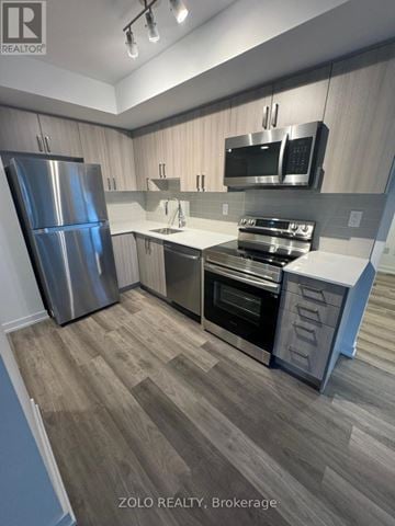Pickering (Bay Ridges) house for rent - A kitchen with a refrigerator, oven, and microwave.