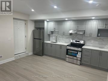 Brampton (Credit Valley) apartment for rent - A kitchen with a refrigerator, stove, and cabinets.