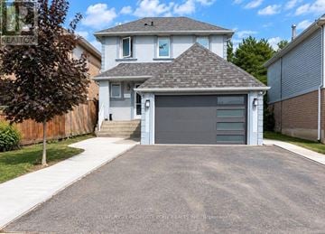 Brampton (Brampton South) apartment for rent - A house with a grey garage door in front of it.