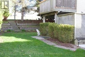 Woodstock (Woodstock - South) apartment for rent - A small garden with a white statue in the middle of a brick path.