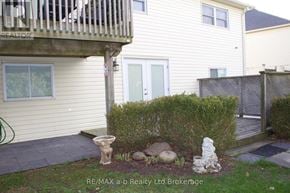 Woodstock (Woodstock - South) apartment for rent - A small garden area with a statue and rocks.
