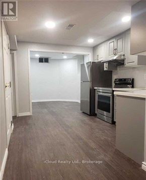 Mississauga (Churchill Meadows) apartment for rent - A kitchen with a refrigerator, oven, and microwave.