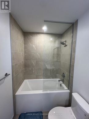 Vaughan (Vaughan Corporate Centre) condo for rent - A bathroom with a bathtub, toilet, and sink.