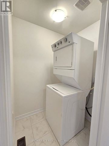 Brant (Paris) townhouse for rent - A white oven and dishwasher in a small kitchen.