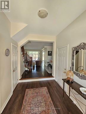 Oakville (Bc Bronte Creek) townhouse for rent - A hallway with a rug on the floor and a mirror on the wall.