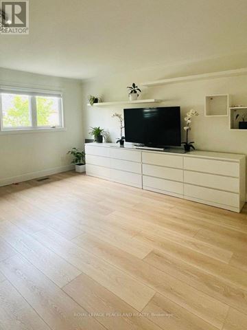 Richmond Hill (North Richvale) townhouse for rent - A living room with a tv on a white cabinet.