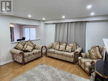 Hamilton (Riverdale) apartment for rent - A living room with two couches and a rug.