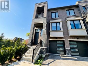 Vaughan (Patterson) townhouse for rent - A modern two-story residential building with a balcony on the second floor.