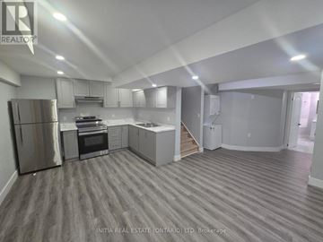 London North (North S) townhouse for rent - A kitchen with a refrigerator, oven, and microwave.