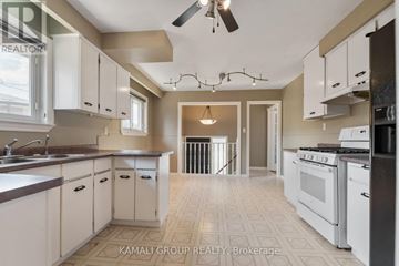 Newmarket (Bristol-London) apartment for rent - A kitchen with white cabinets and a tiled floor.