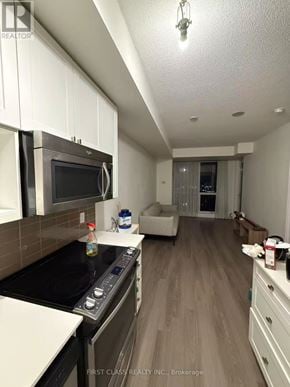Toronto (Parkwoods-Donalda) condo for rent - A kitchen with a stove top oven and microwave.