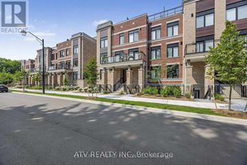 Richmond Hill (Mill Pond) townhouse for rent - A street view of a residential area with apartment buildings.