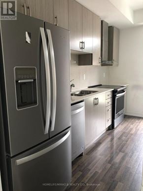 Vaughan (Vaughan Grove) townhouse for rent - A modern kitchen with a stainless steel refrigerator.