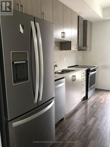Vaughan (Vaughan Grove) townhouse for rent - A modern kitchen with a stainless steel refrigerator.