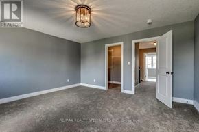 Woodstock (Woodstock - North) apartment for rent - A spacious room with a grey wall and a light fixture on the ceiling.
