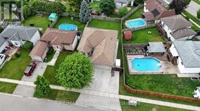 Woodstock (Woodstock - South) duplex for rent - A bird's eye view of a neighborhood with houses and swimming pools.