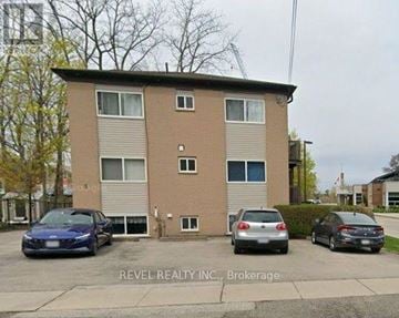 Grimsby (Grimsby East) townhouse for rent - A two-story apartment building with a car parked in front.