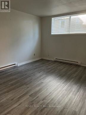 Grimsby (Grimsby East) townhouse for rent - A room with a window and a wooden floor.