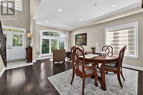 Oro-Medonte (Horseshoe Valley) apartment for rent - A dining room with a wooden table and chairs.