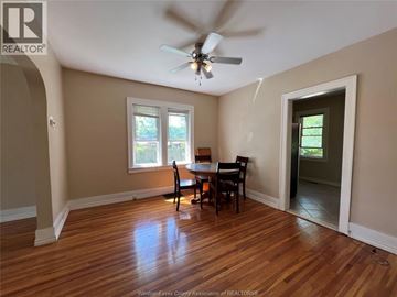 Windsor apartment for rent - A dining room with a table and chairs.
