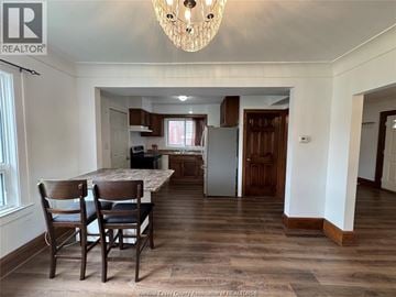 Windsor apartment for rent - A dining room with a table and chairs.